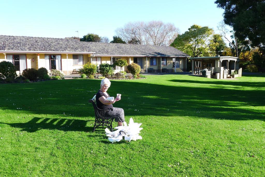 Willaway Motel Apartments Ulverstone Buitenkant foto